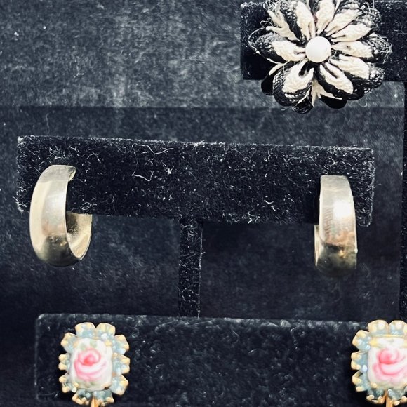 Lot of 5 Gold Tone Screw Back Earrings (4826) - Picture 3 of 8